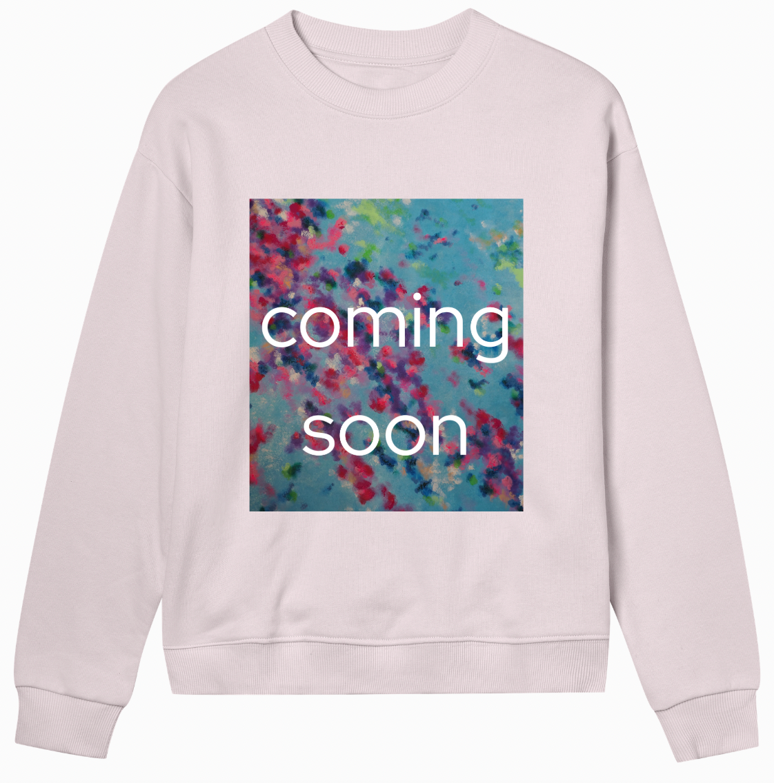 Hellrosa Sweatshirt mit einer farbenfrohen abstrakten quadratischen Grafik in Blaugrün, Rosa und Gelb mit den Worten „Coming Soon“ in weißer Schrift zentriert über dem Design.