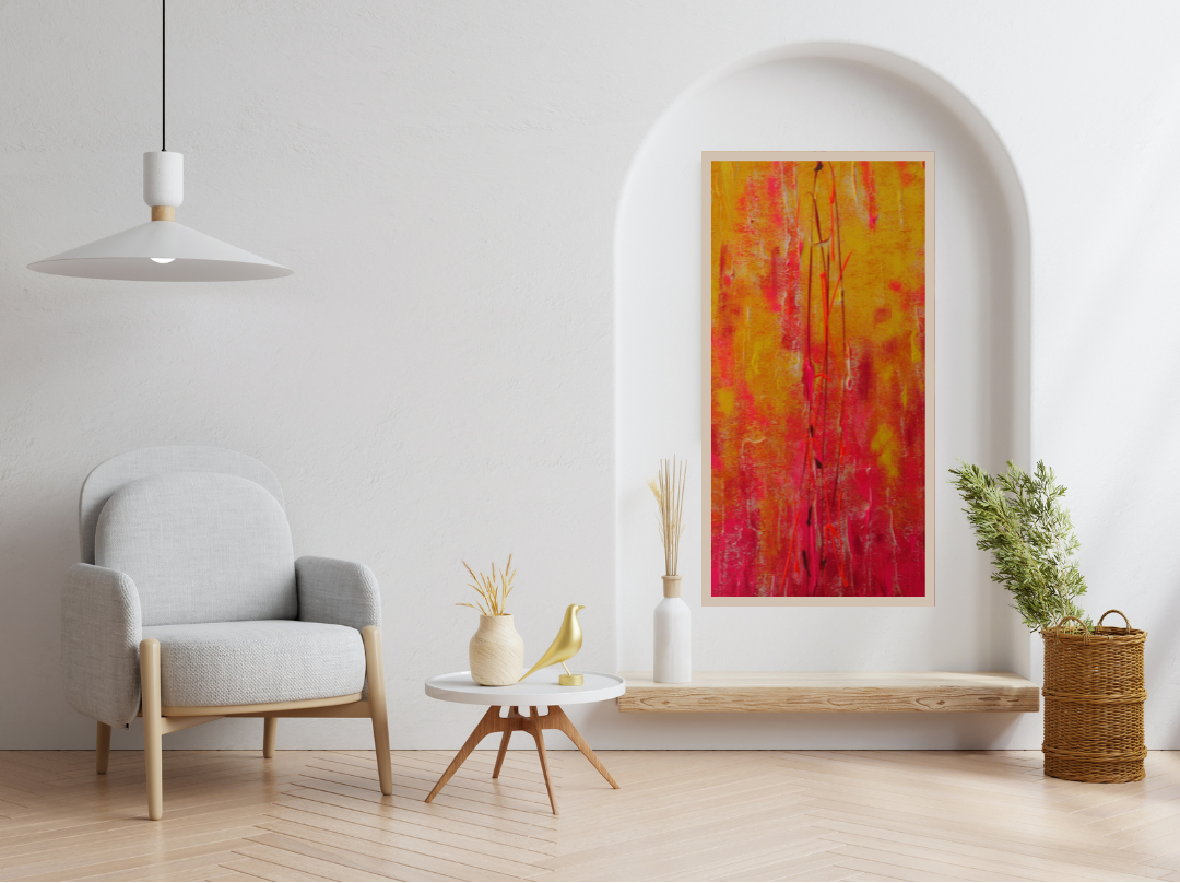 Ein modernes, minimalistisches Wohnzimmer besticht durch einen hellgrauen Sessel, einen runden weißen Couchtisch, dekorative Akzente und das originale Kunstwerk „Sonnenstrahl“ von maridy art in leuchtendem Rot und Gelb an einer weißen, gewölbten Wand. Daneben steht eine grüne Pflanze in einem geflochtenen Korb.