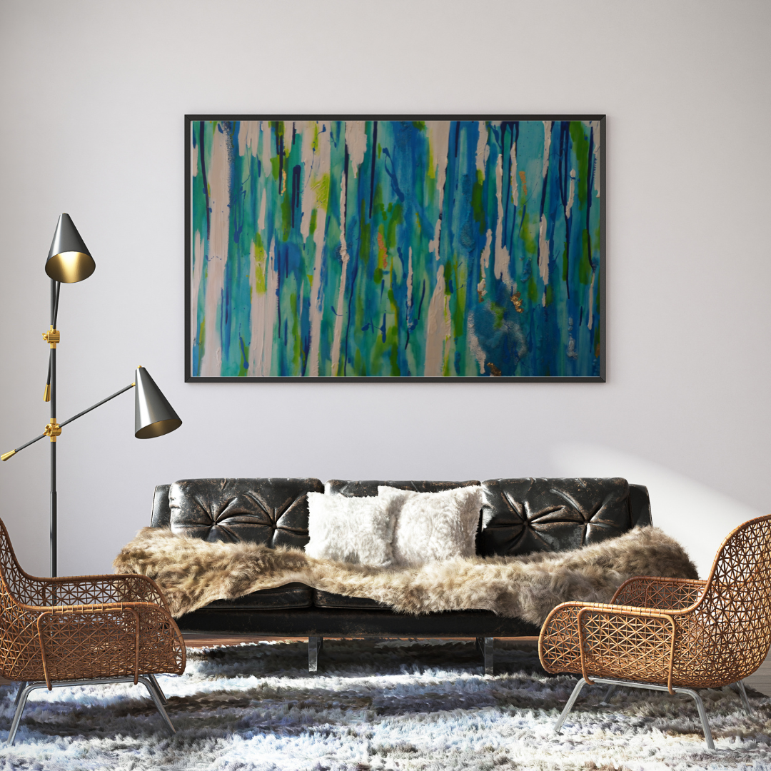 Ein modernes Wohnzimmer mit einem schwarzen Ledersofa, einer Felldecke, Korbstühlen, einer einzigartigen Stehlampe, einem Zottelteppich und dem originalen Kunstwerk „Mehr Meer“ von maridy art schafft eine entspannte Unterwasseratmosphäre.