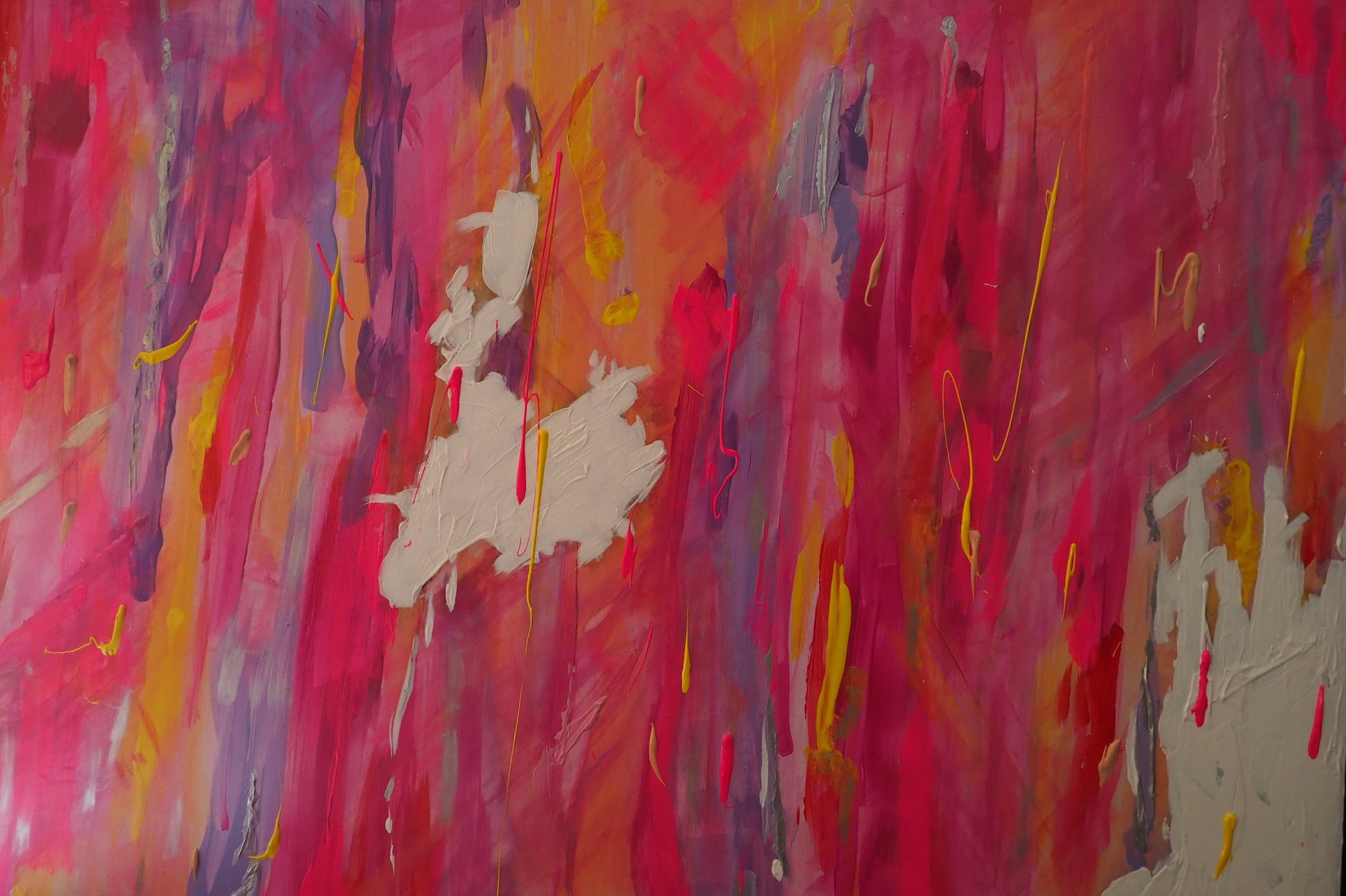 Das originale Kunstwerk „Lebensfreude“ von Maridy Art zeigt abstrakte, lebendige Farbstreifen in Rot, Pink, Orange, Gelb und Lila mit kräftigen beigen Akzenten – ein energiegeladenes Bild voller Farbenpracht und Lebensfreude.