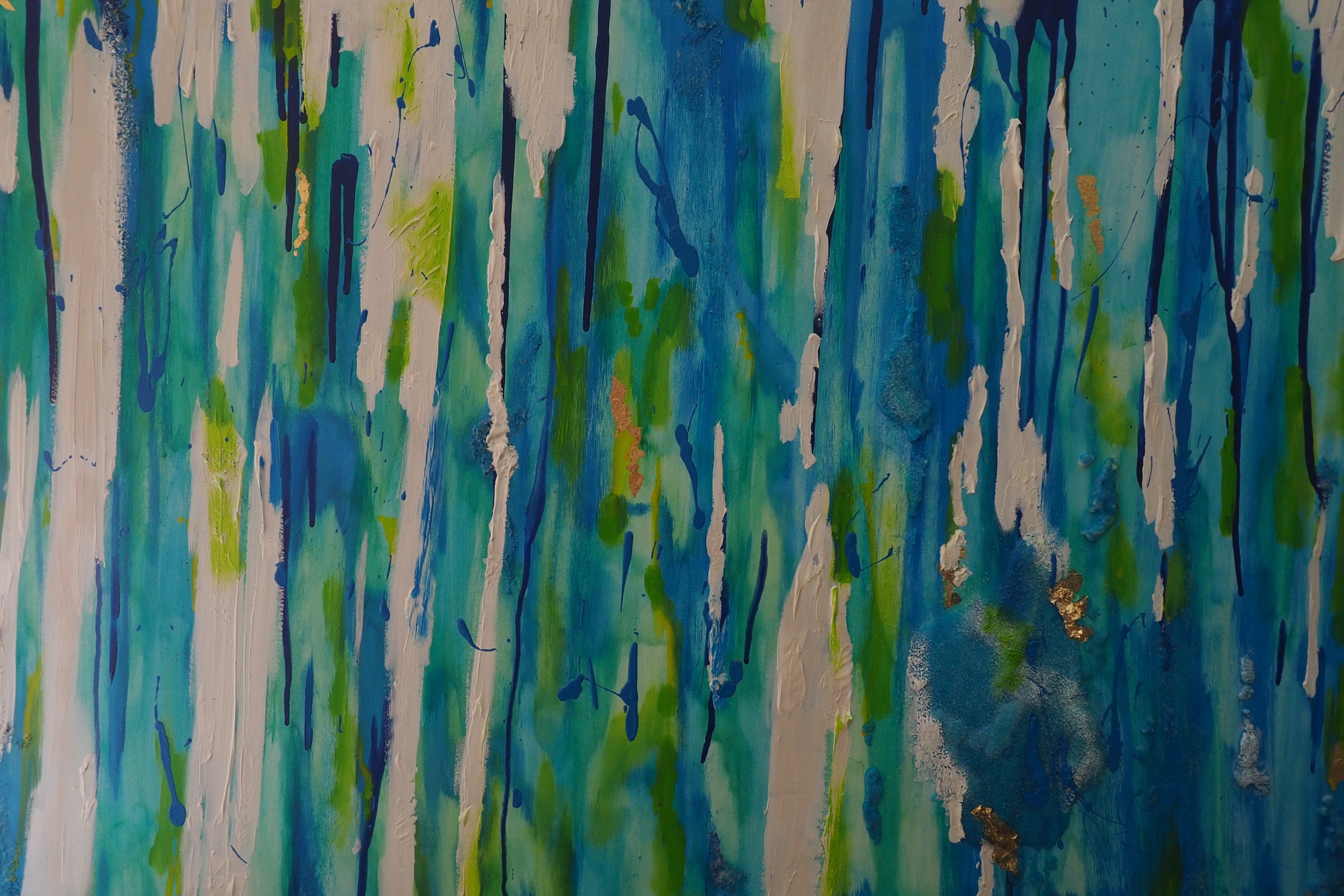 Das originale Kunstwerk „Mehr Meer“ von maridy art zeigt vertikale Streifen in Blau, Grün und Weiß mit Gelb- und Goldakzenten. Die Schichten aus kräftigen und feinen Pinselstrichen erzeugen fließende Ozean- und Wasserfall-Atmosphäre.