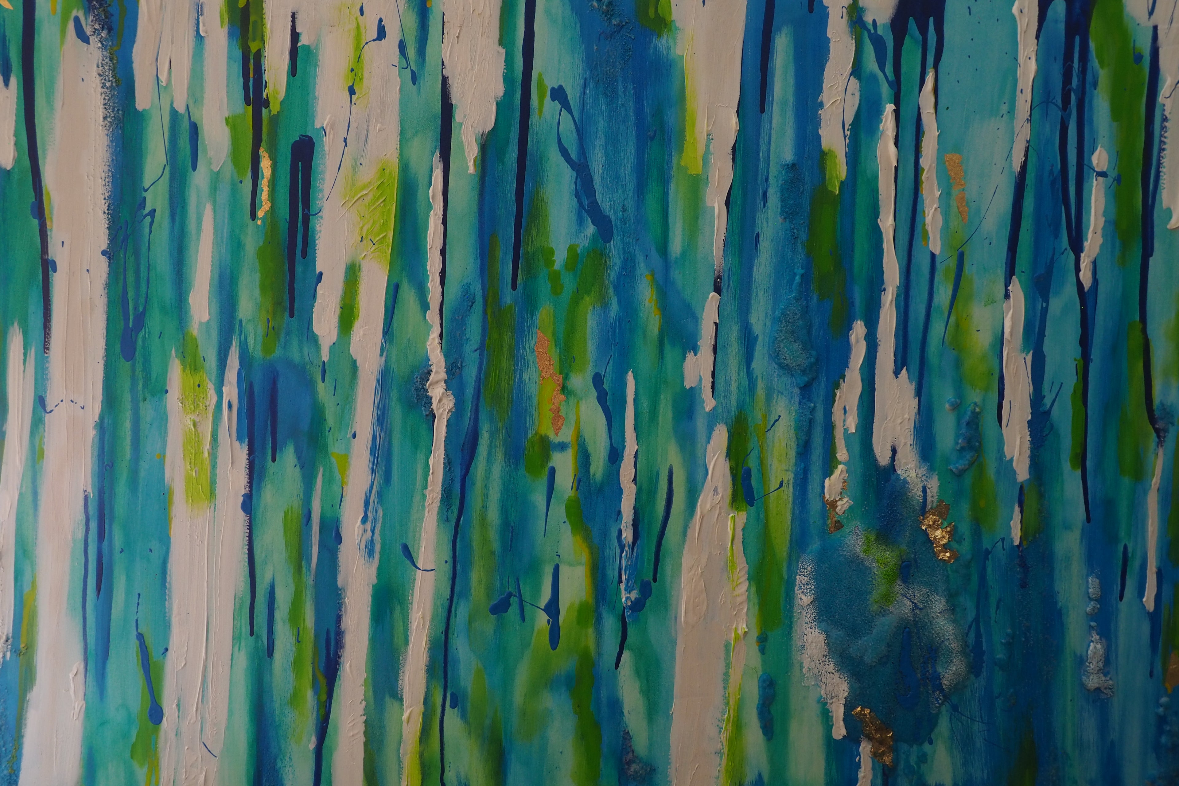 Das originale Kunstwerk „Mehr Meer“ von maridy art zeigt vertikale Streifen in Blau, Grün und Weiß mit Gelb- und Goldakzenten. Die Schichten aus kräftigen und feinen Pinselstrichen erzeugen fließende Ozean- und Wasserfall-Atmosphäre.