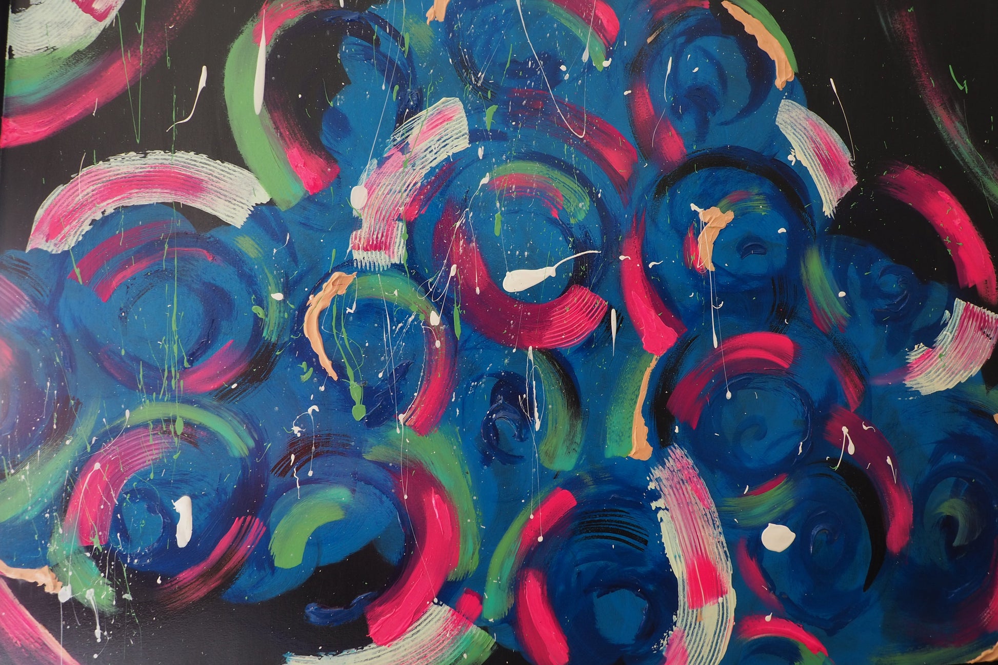 Originales Kunstwerk „Tanzlust“ mit bunten, kreisförmigen Formen auf schwarzem Hintergrund, inspiriert von Partynächten und Stroboskoplichtern in Blau, Rosa und Grün.