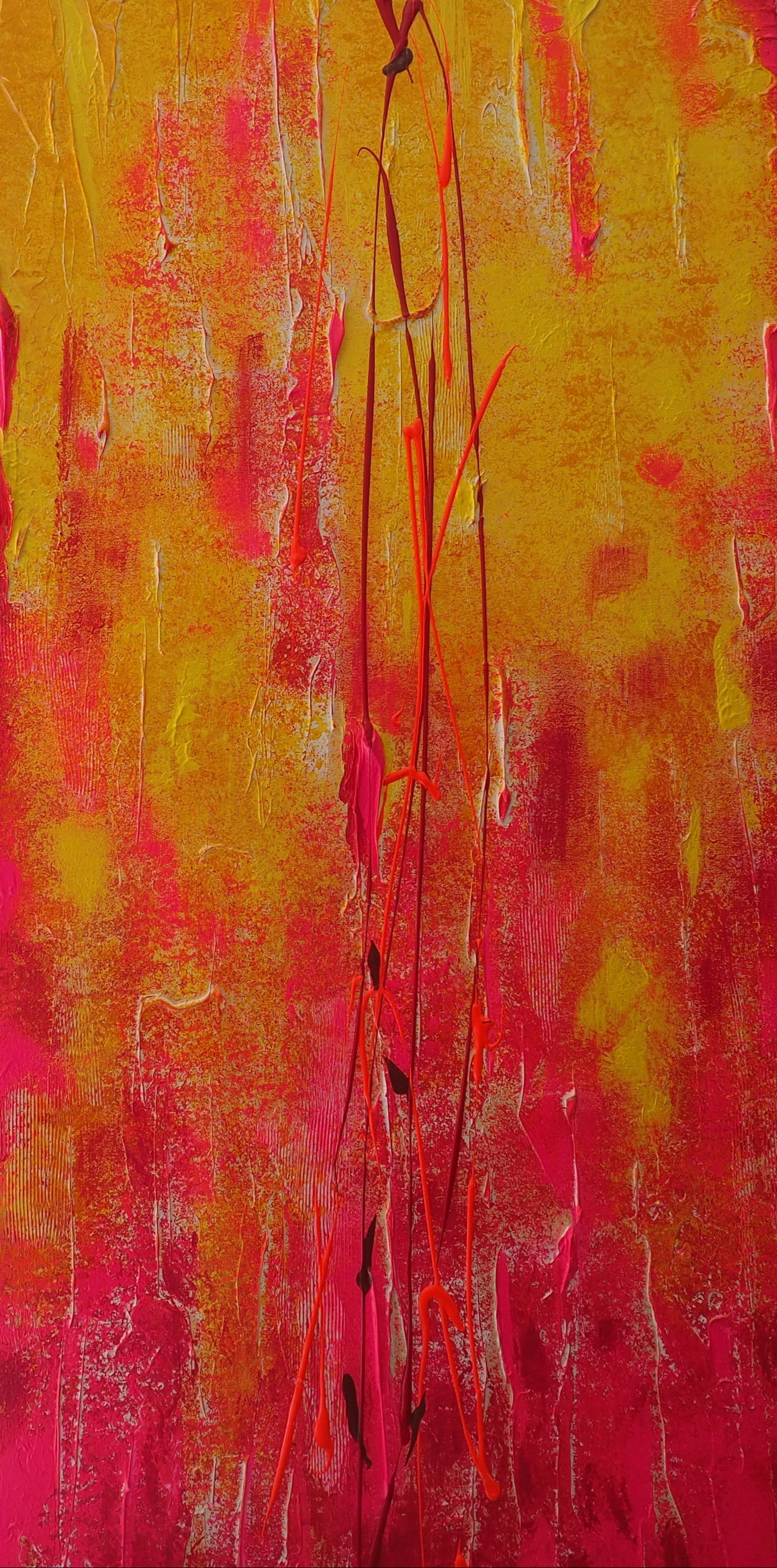 Originales Kunstwerk 'Sonnenstrahl' von maridy art: Ein abstraktes Gemälde mit strukturierter, gelb-pink-roter Fläche. Feine, vertikale Rot- und Orangetöne treffen auf blattähnliche Formen als leuchtender Blickfang.