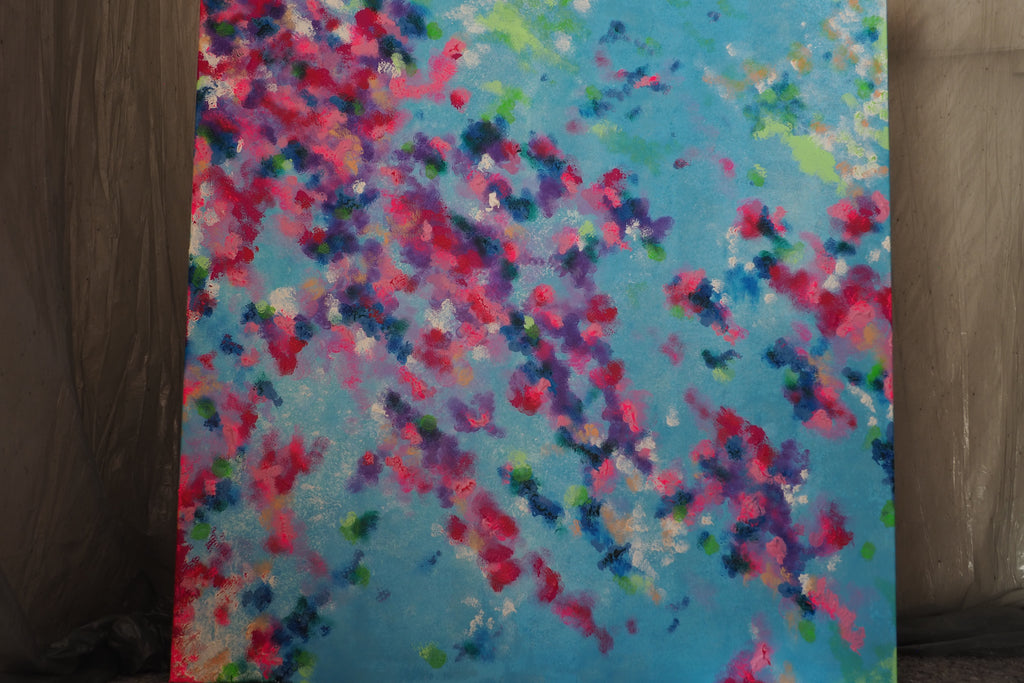 Originales Kunstwerk 'Blütenmeer' von Maridy Art: Ein großformatiges abstraktes Gemälde mit blauem Hintergrund, bunten Pinselstrichen in Pink, Lila, Rot, Grün und Weiß – voller Vitalität und Frische wie ein Blütenmeer.