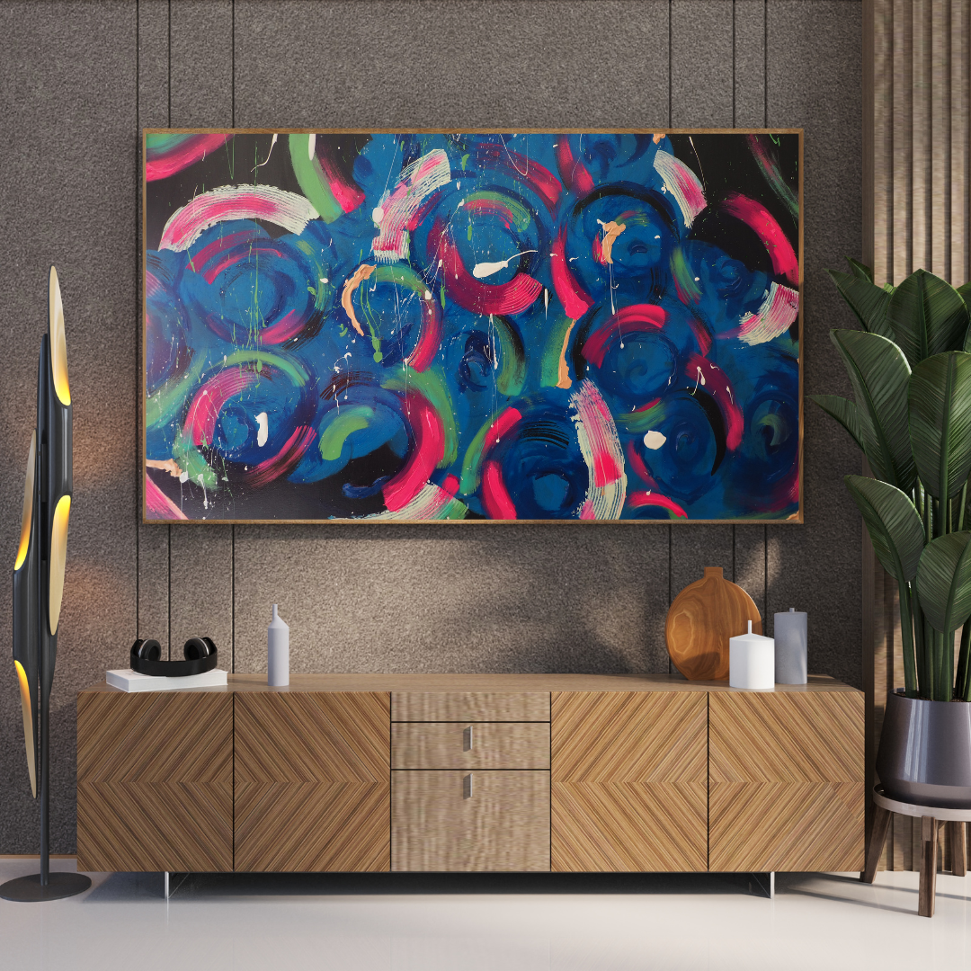 An einer grauen Wand hängt das originale Kunstwerk „Tanzlust“ von maridy art mit dynamischen, bunten Kreisformen auf dunklem Hintergrund. Darunter steht ein Sideboard aus Holz mit Fischgrätmuster. Darauf befinden sich dekorative Objekte wie Kerzen, Kopfhörer und ein Holztablett. Links steht eine moderne schwarze Stehlampe mit gelben Lichtakzenten, rechts eine große grüne Topfpflanze in einem grauen Übertopf. Elegante Vorhänge und dezente Hängeleuchten ergänzen das stilvolle Interieur.